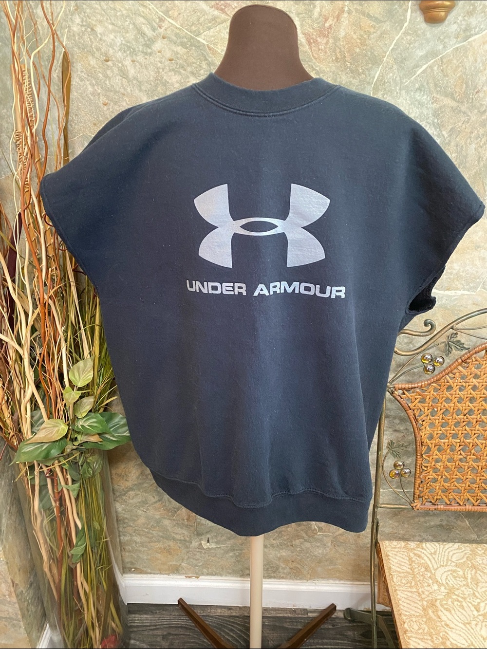 Under armor dark black sleeveless pull over sweatshirt crewneck athletic sports